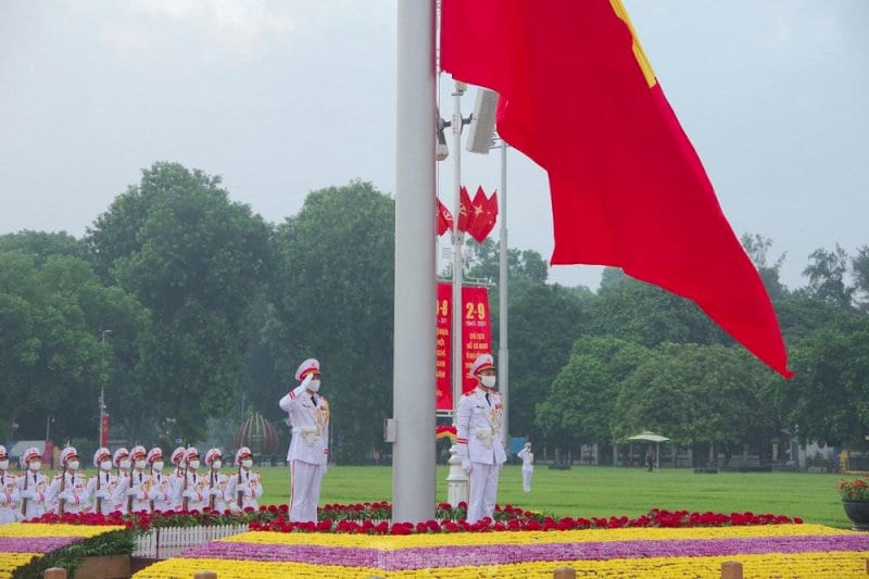 The Ceremonies are conducted daily, regardless of the weather (Sources: Internet)